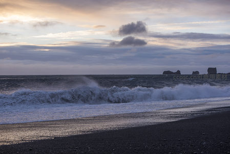 风暴前夕的黑沙滩海岸线