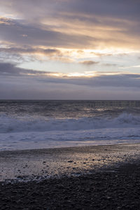 暮色中波涛汹涌的海岸