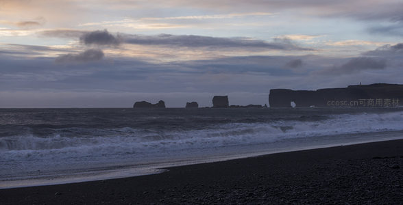 远眺黑沙滩与海蚀岩群