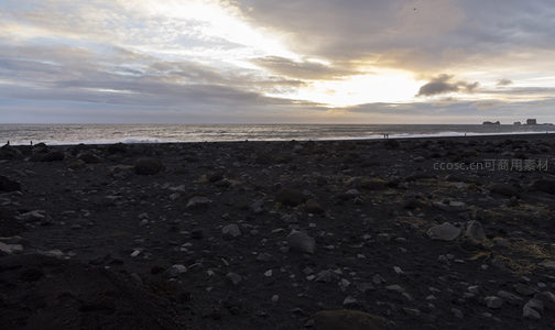 黑沙滩日落，云霞映海天一色