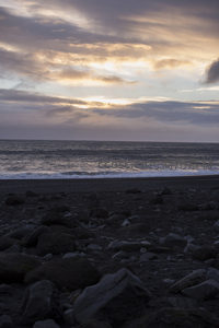 暮色海天，波光云影共徘徊