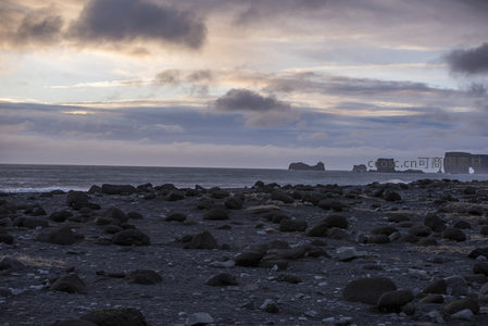 礁石列阵，暮色苍茫海天相接