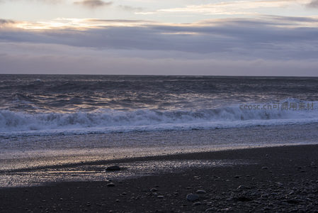 暮色海浪轻抚黑沙岸滩