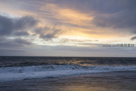 云海翻腾，浪花亲吻黑沙滩