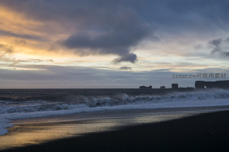 黑沙滩日落，海浪拍岸云霞绚烂