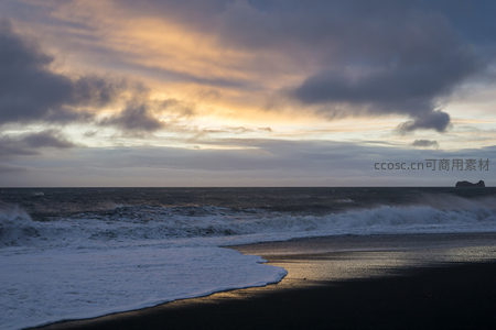 黄昏海岸线，浪花飞溅云层如画