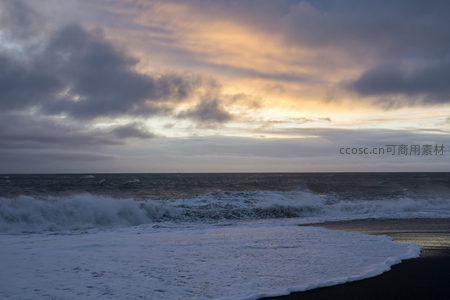 风暴前夕，海浪怒卷黑沙海岸