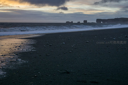 湿润黑沙映晚霞，浪迹天涯的宁静