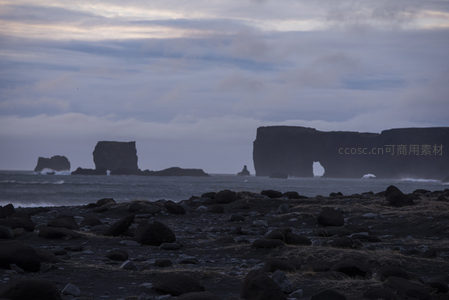 远眺海蚀拱门，暮色中的孤寂美景
