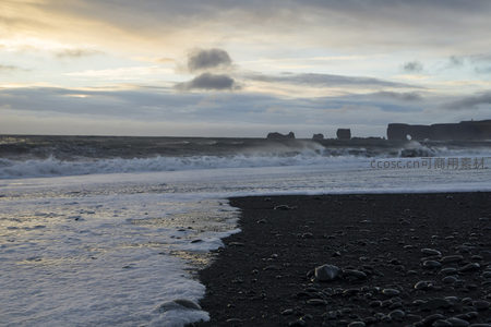 远眺黑沙滩与海蚀岩柱奇观