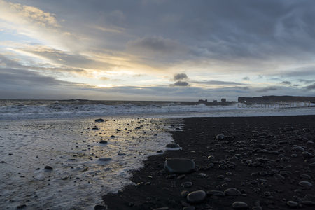 日落时分黑沙滩静谧一隅