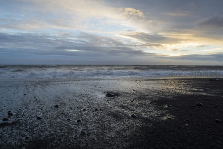 广阔海天间黑沙滩的沉静之美