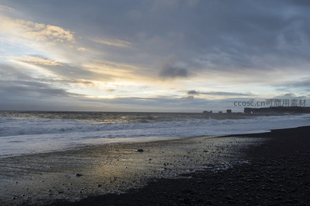暮色中的黑沙滩波涛汹涌