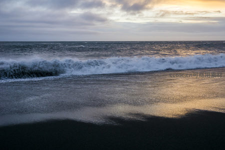 日落时分黑沙滩，金色余晖洒满海面