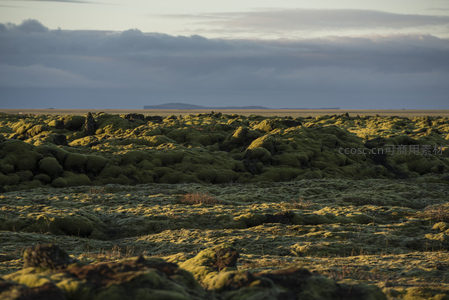 暮色苍茫中苔藓原野与云层交织成诗意画卷