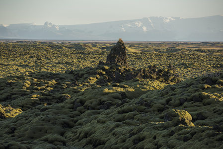广袤苔原上的孤峰，远眺雪山