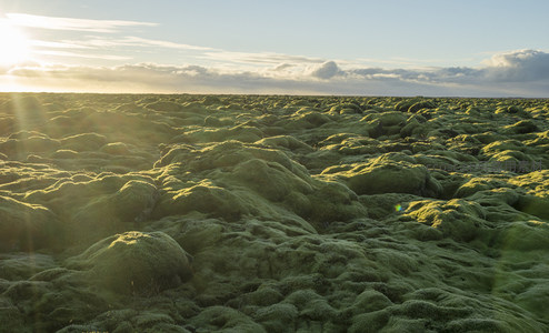 远眺苔藓荒原日落时分云影流动