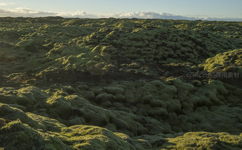 苔藓覆盖的火山地形，苍茫辽阔