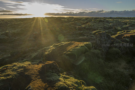 日落时分苔藓岩层的光影魔术