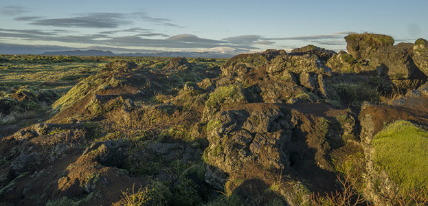 远眺苔藓火山岩平原与远山
