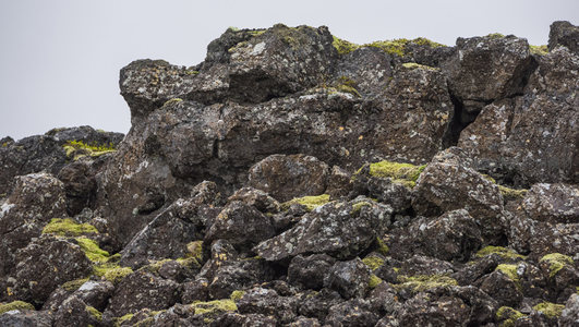 古老熔岩流凝固的自然雕塑