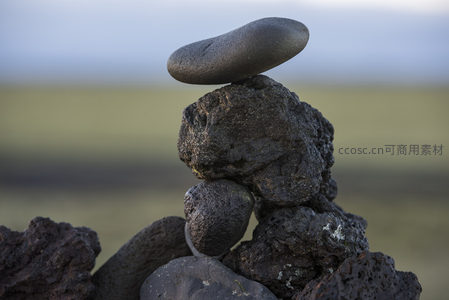 平衡艺术：堆叠的玄武岩