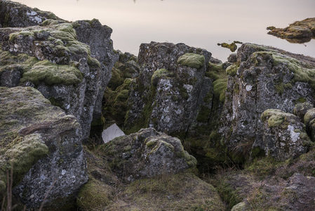 岩石缝隙中的宁静水域