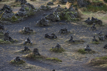 火山碎石路旁星罗棋布的石堆景观