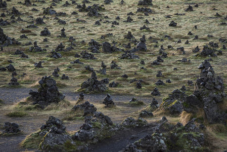 广阔草原上成千上万的石堆如星点分布