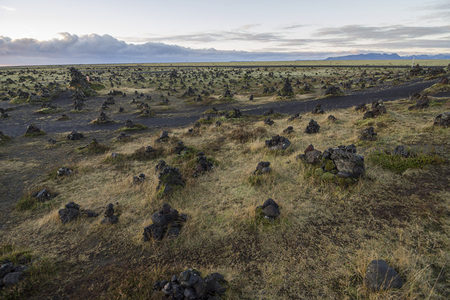 云层下延绵不绝的火山苔藓草原