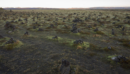 日落时分的苔藓石堆旷野