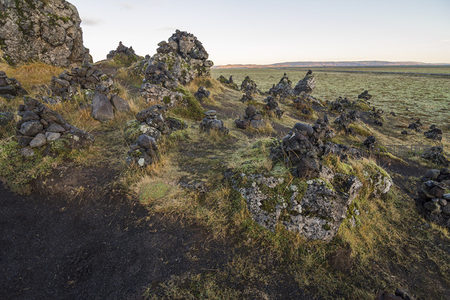 崎岖火山石堆点缀青苔草原