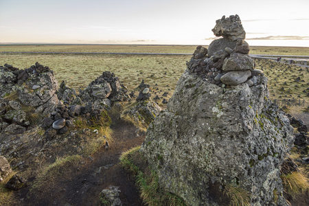 夕阳下的火山石堆与远眺公路