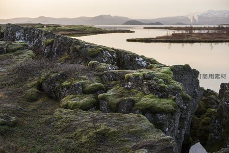 苔藓覆盖的火山岩与静谧湖泊