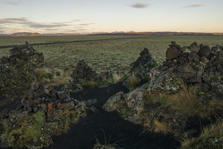 熔岩地貌上的石堆小径