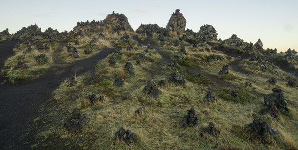 火山丘陵上的石堆群落