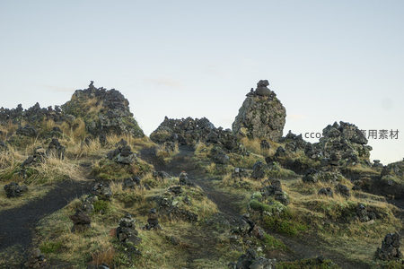 孤峰上的平衡石堆