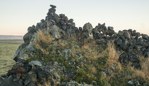 岩石上的精致平衡石塔