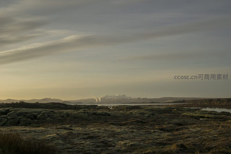 暮色中湖畔苔原与雪山遥相呼应