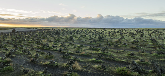 苔原之上，火山岩堆叠成景，云霞映衬大地苍茫