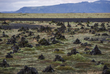 远山如黛，黑石绿苔相间，大地纹理诉说地质沧桑
