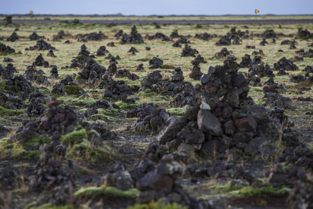 远眺火山岩堆点缀的苍茫苔原