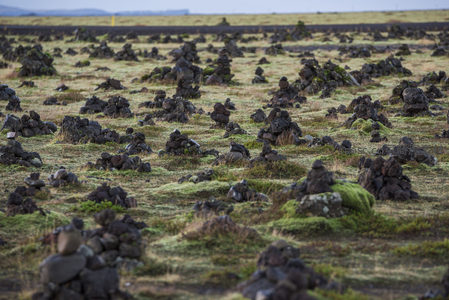 火山石阵列于绿苔覆盖的旷野之中