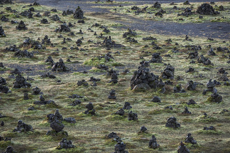 黑色火山石与绿色苔藓交织大地