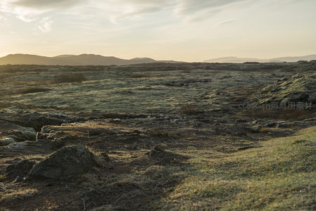 苔原日落，远山如黛影