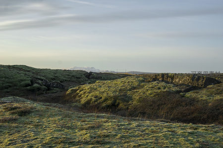 苔藓丘陵与远方朦胧雪山