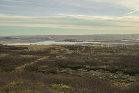 湿地远景，河流蜿蜒穿越荒原