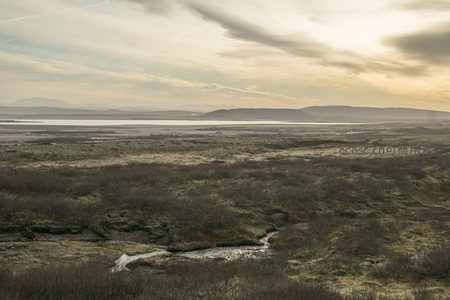 暮色苍茫，溪流轻抚苔原大地