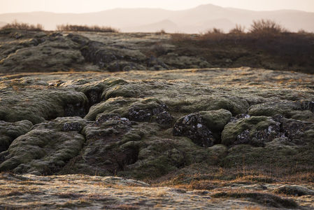 远山如黛，近处苔藓岩层纹理清晰可见