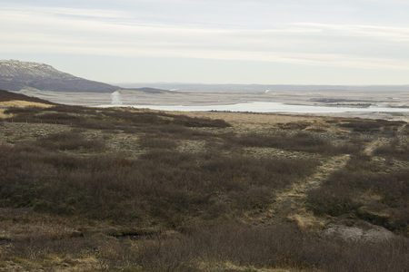 开阔荒原上的地热蒸汽远景